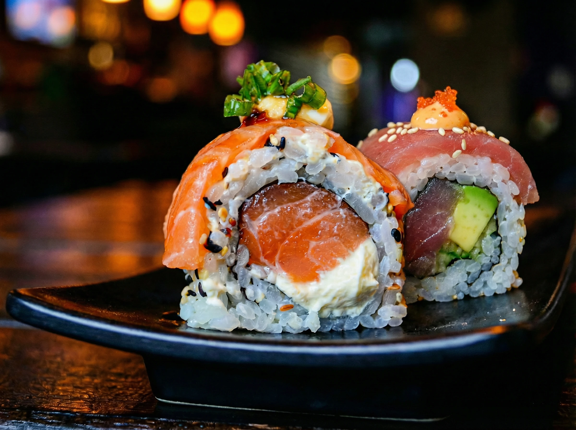 Meisterhaft zubereitete Sushi Platte mit Maki und Nigiri